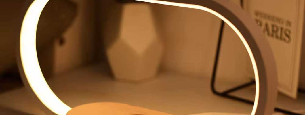 LED Tafellamp of nachtlamp met draadloze smartphone lader --